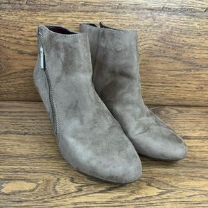 BCBG Generation Womens Size 8.5 Dorien Bootie Shoes Heels Side Zipper
